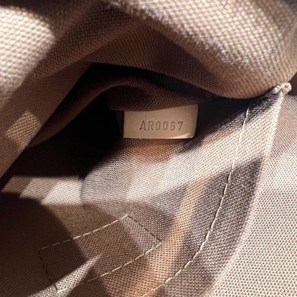 Luis Vuitton Rivet Bag GM - Picture 11 of 11